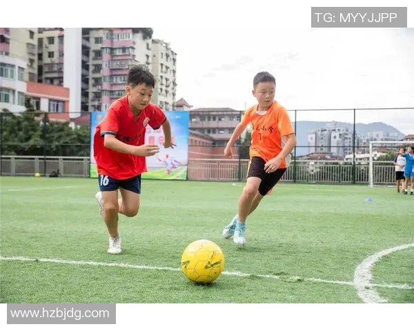 在绿茵场上追逐梦想的拍照足球小子与他的精彩瞬间